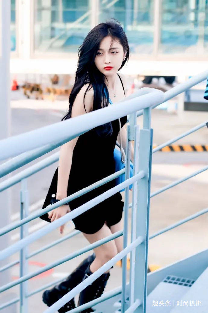 版型|吴宣仪私服也太会秀身材了！穿一袭丝绒吊带裙，肤白貌美仙女一个