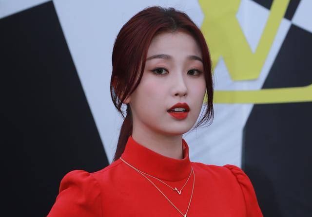 热巴|大牌看秀现场生图:热巴疲态尽显,虞书欣星味全无,奚梦瑶脸肿