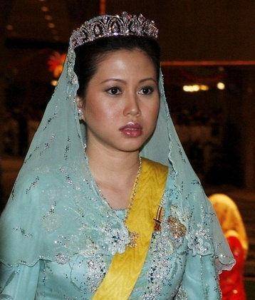 萨利哈|文莱两位王妃被休,王后穿华服戴头巾好风光,却长了一对死鱼眼