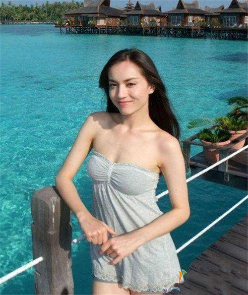 睡衣|新晋赌王心头爱终于露面！穿蕾丝睡衣印花衫，还是肤白貌美模样