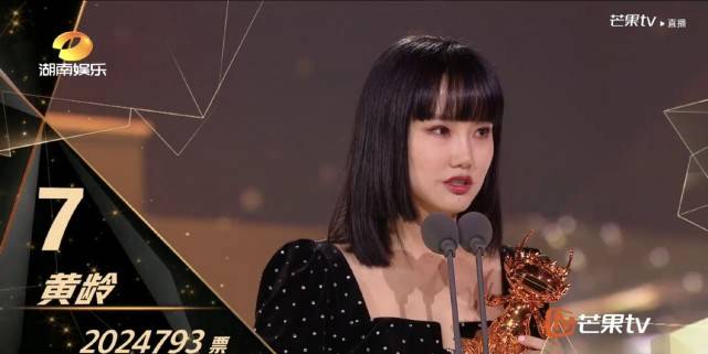 观众|原创因摔下舞台而受伤，哭着向观众道歉，她还坚持唱完了歌