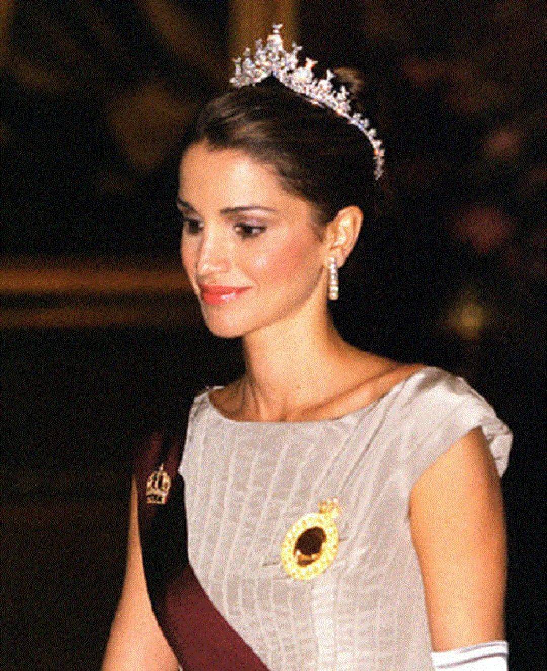 拉尼娅|约旦2位公主过生日，姐妹同时被美女王后抱怀中，母女三人太惊艳