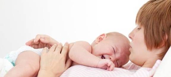 孩子|宝宝消化不良了，3个小妙招教妈妈正确应对孩子吐奶放屁有奶瓣