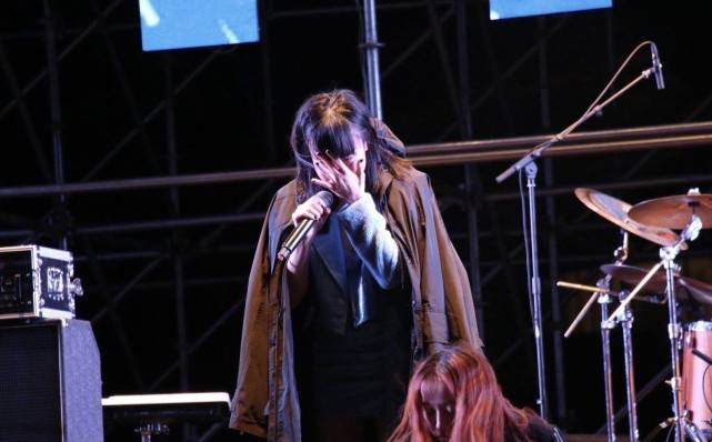 观众|原创因摔下舞台而受伤，哭着向观众道歉，她还坚持唱完了歌