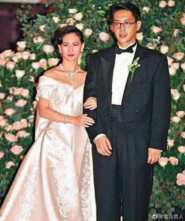 干女儿晒何超琼私照，抱宠物狗和蔼可亲，58岁无
