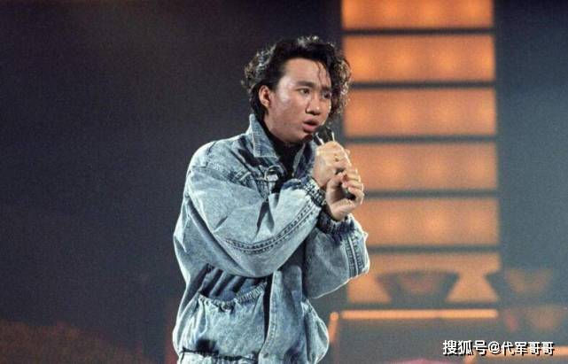 演唱时不慎摔下舞台的明星，黄龄腿部淤青，林