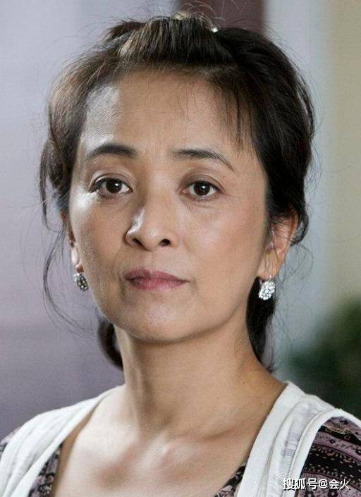 视频|原创57岁李勤勤包袱全无，晒收工视频，吃完面擤鼻涕擦在鞋后跟？