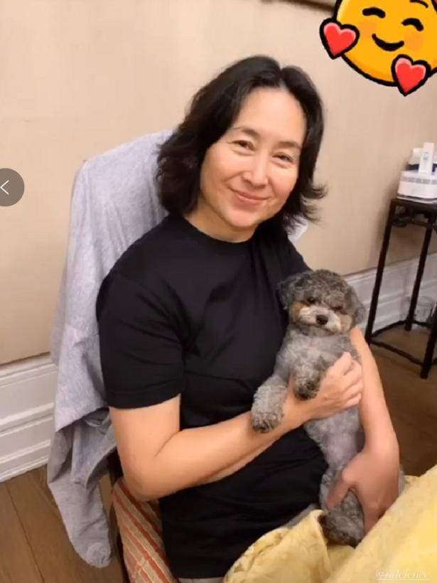 干女儿晒何超琼私照，抱宠物狗和蔼可亲，58岁无
