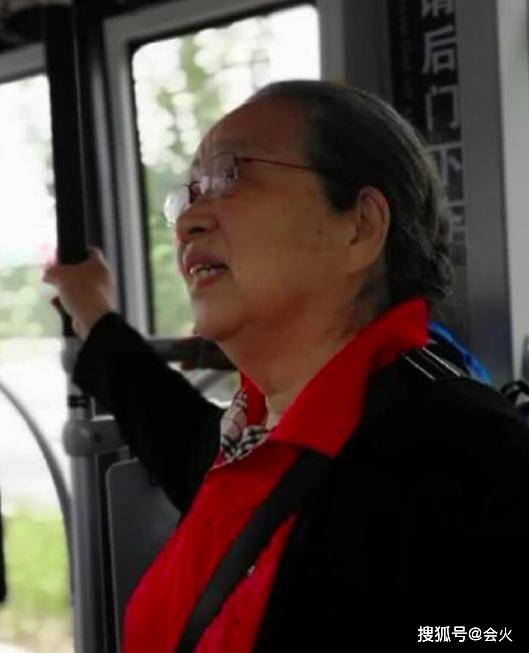 容嬷嬷|原创84岁李明启精神矍铄，等公交偶遇粉丝亲切合影，曾被出租车拒载