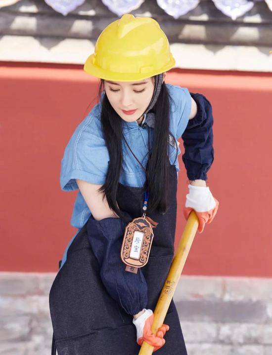 赵露思|发量王者赵露思的减龄搭配你也可以学