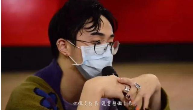 伊能静儿子晒女装照后，再发与男女同学亲吻照