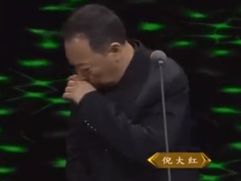 陈数|原创倪大红颁奖精神恍惚，捂嘴咳嗽惹人担心，但也是他沉浸角色的常态
