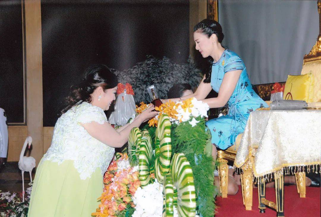 苏提达|泰王妻子都爱穿旗袍，西拉米人美穿旗袍更美，苏提达韵味更浓！