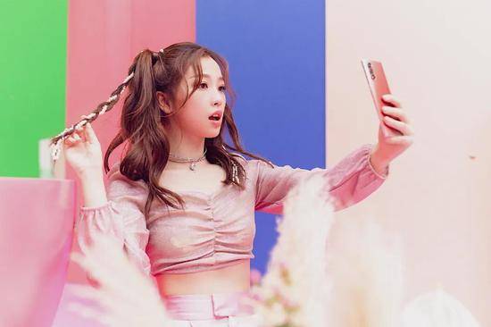 赵露思|发量王者赵露思的减龄搭配你也可以学