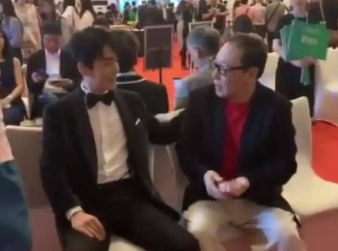 陈数|原创倪大红颁奖精神恍惚，捂嘴咳嗽惹人担心，但也是他沉浸角色的常态