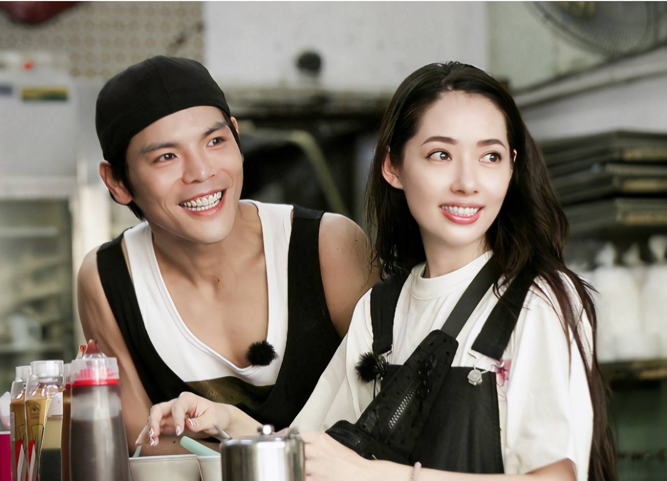 郭碧婷|向佐夫妇穿情侣装合体,同色系服装秀恩爱,36岁郭碧婷小鸟依人