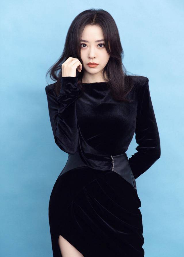 黑色|36岁张靓颖成熟知性，一袭黑绒面修身开叉裙，神秘性感超撩人！