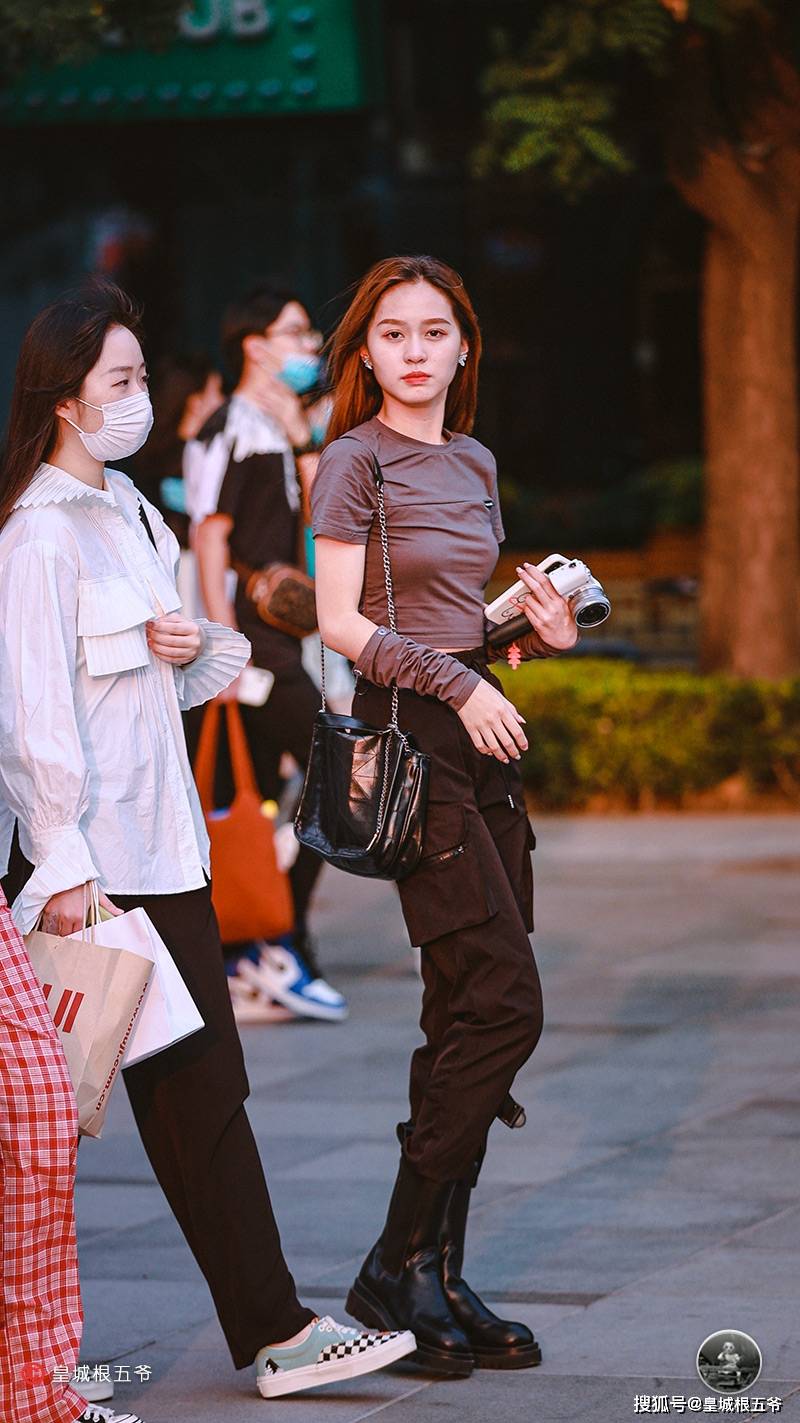 时尚|街拍：其实普通的服装搭配在一起也能够创造出意想不到的效果