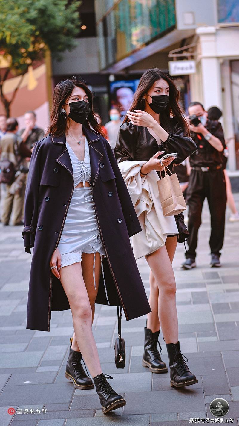 时尚|街拍：其实普通的服装搭配在一起也能够创造出意想不到的效果