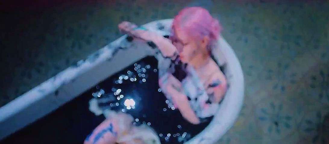 Lisa|blackpink新专视频预告：jisoo崩溃奔跑，Lisa依靠在一个男人怀里