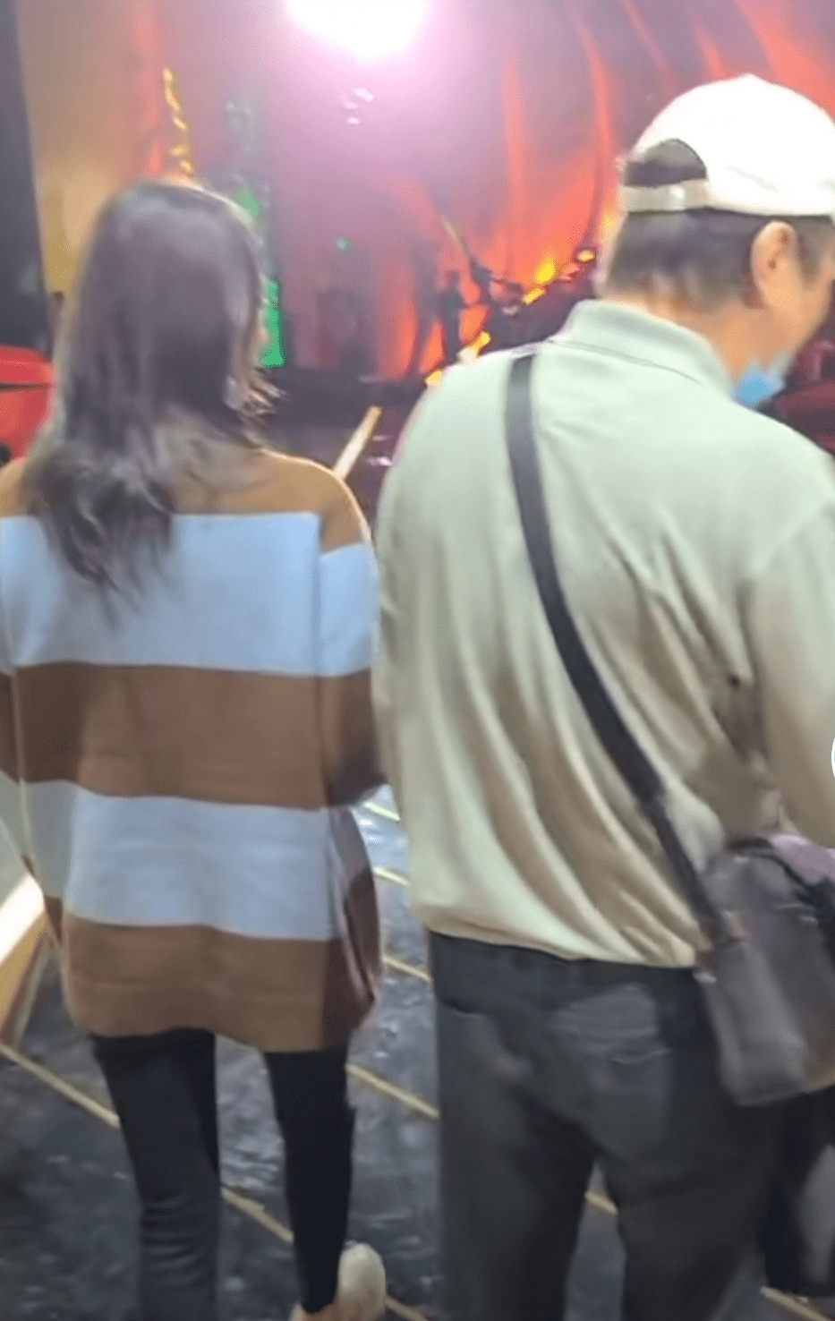 童瑶|童瑶素颜彩排，肤色蜡黄但皮肤紧致，冯巩走路驼背穿的很朴素！