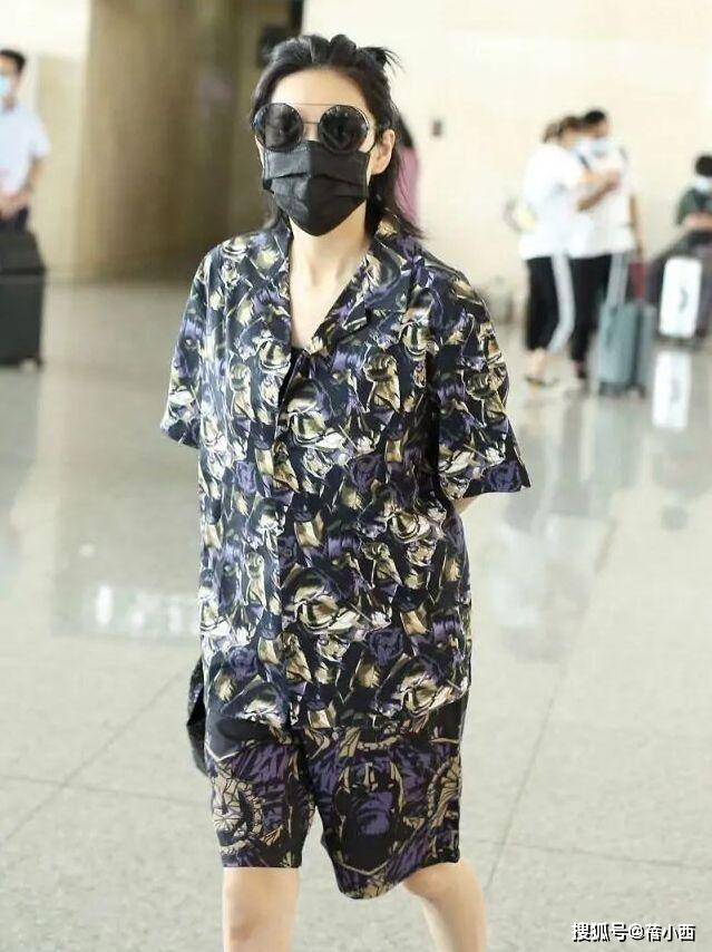 套装|张馨予又“夸张”了，穿大妈款印花睡衣走机场，佛系穿搭只服她