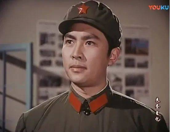1984年,唐国强借电影《高山下的花环》转型,出演军人赵蒙生,但因为长