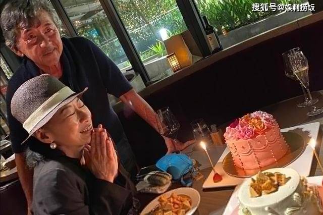 叶倩文晒与林子祥合照庆祝59岁生日,结婚多年依旧恩爱
