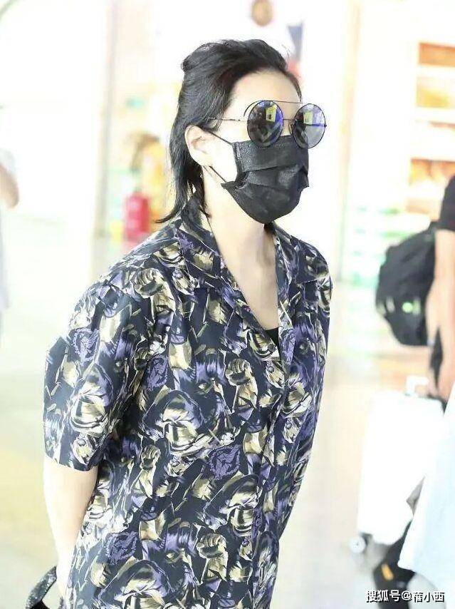 套装|张馨予又“夸张”了，穿大妈款印花睡衣走机场，佛系穿搭只服她