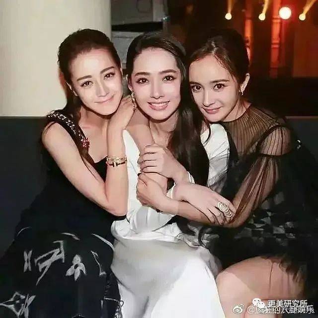 单照美|热巴求你赶紧抗衰吧，单照美出圈，合影却被十八线吊打？