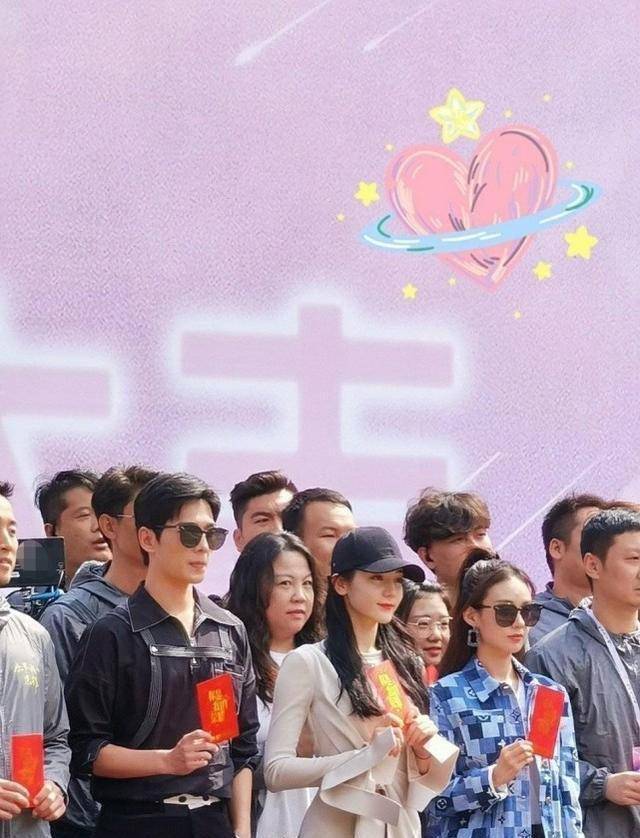 杨洋迪丽热巴你是我的荣耀校服路透曝光男帅女美青春气息浓厚很像学生