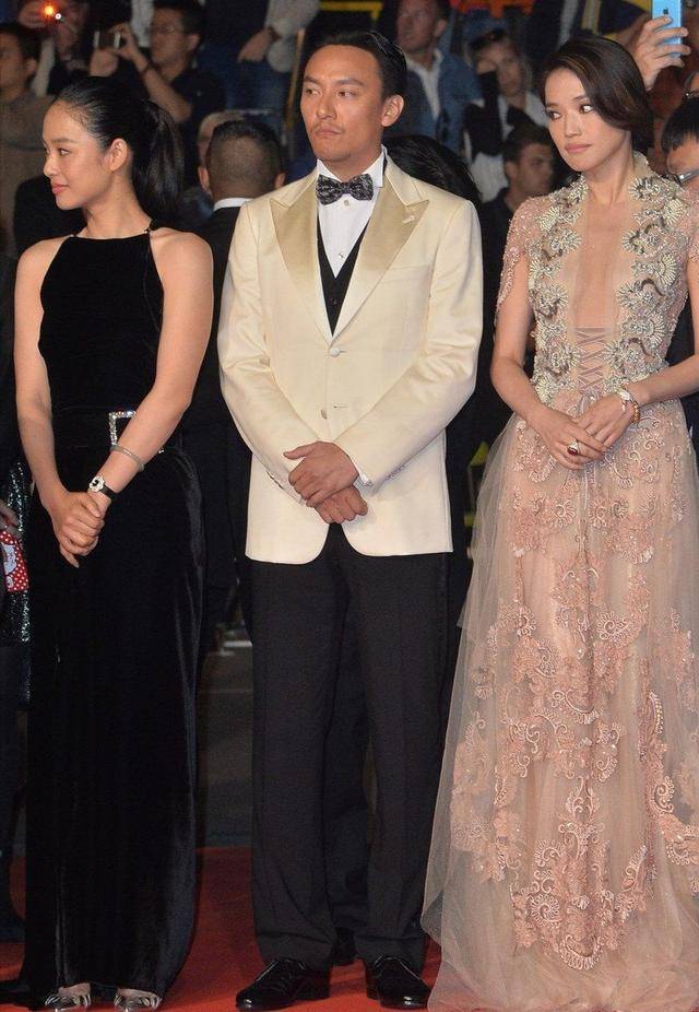 舒淇|舒淇和姜文老婆同台斗艳，穿粉裙身材饱满迷人，衬得周韵太单薄