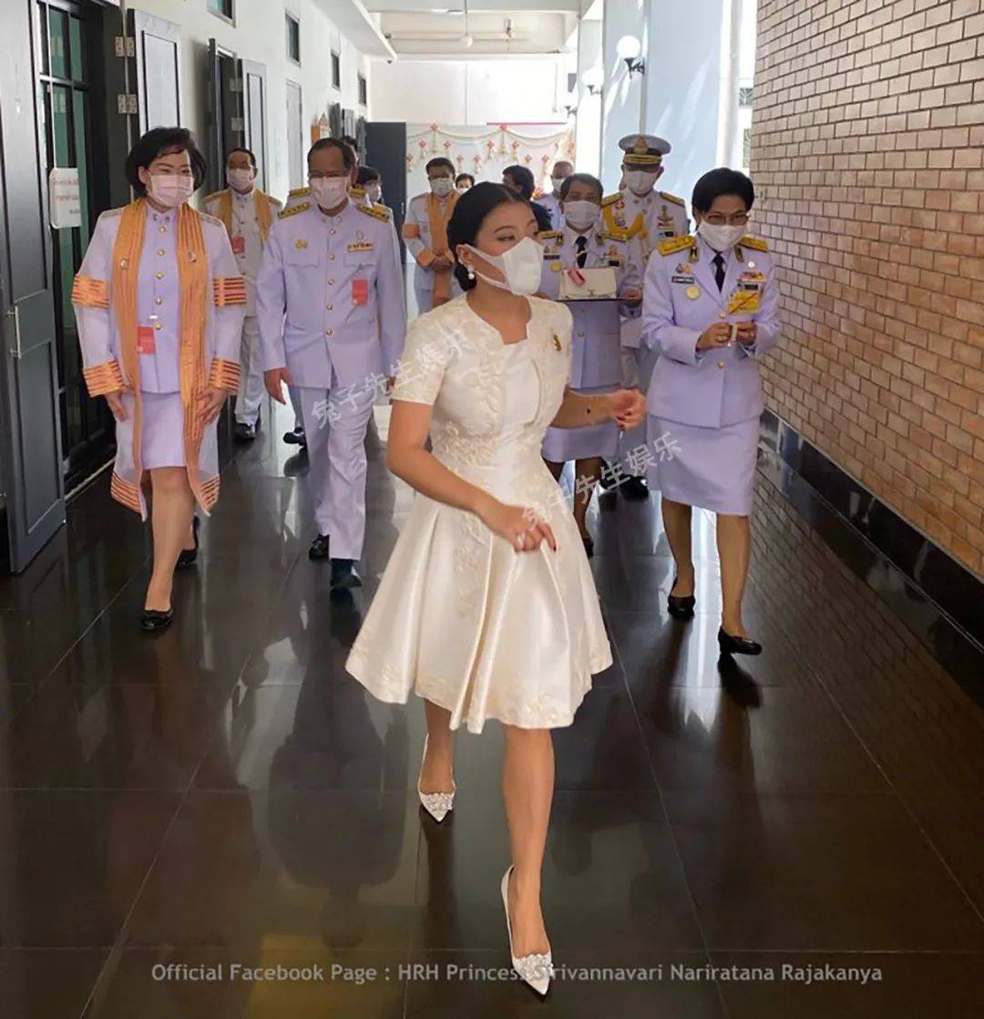 小公主|33岁泰国小公主获博士学位，给诗琳通跪地叩拜，对姑姑比父王还亲