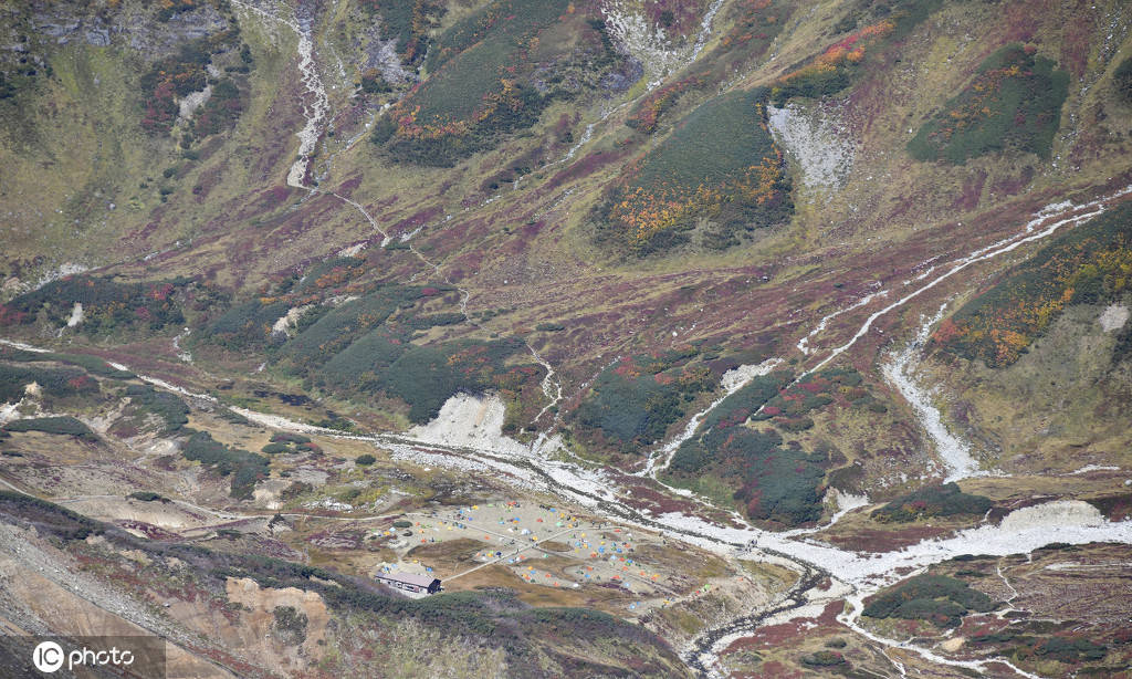 日本富山县山峰嶙峋 树叶开始变色秋味浓