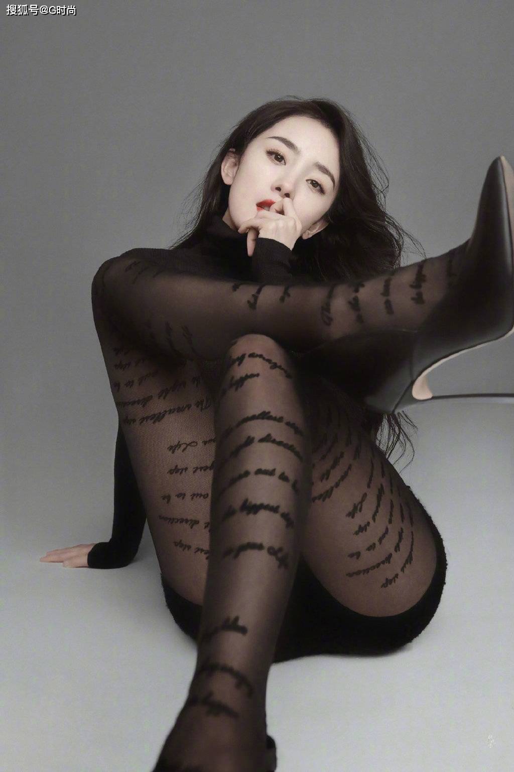 杨幂解锁时尚芭莎十月 性感字母黑袜配上独特造型