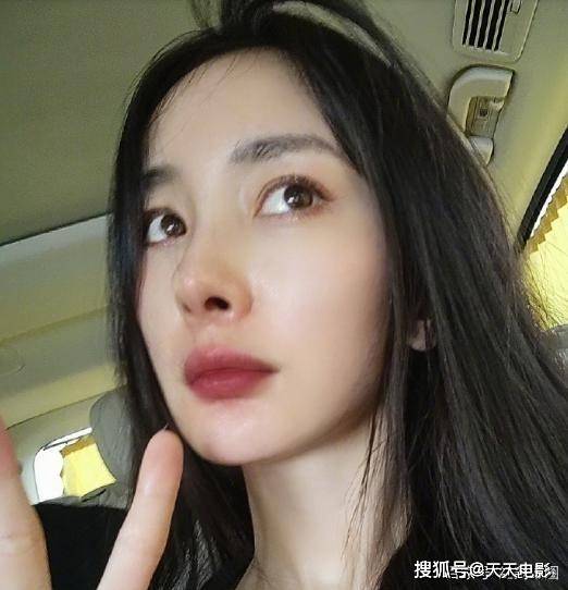 字母|杨幂最新杂志封面曝光，穿字母袜秀修长美腿，展露完美身材曲线