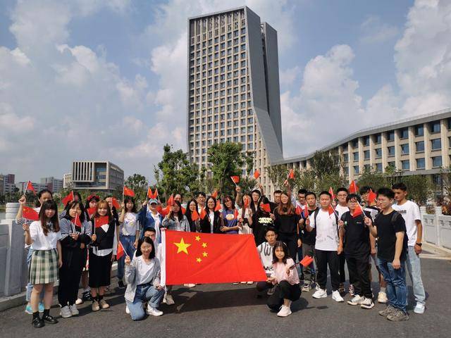 "定格一抹中国红",江科大学子以青春之名告白祖国
