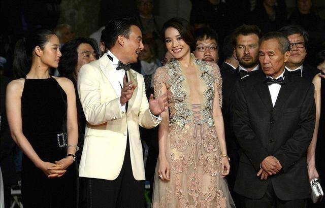 舒淇|舒淇和姜文老婆同台斗艳，穿粉裙身材饱满迷人，衬得周韵太单薄