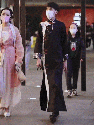 网友|成都太古里禁止街拍，网友纷纷叫好，街拍从何时开始“变味”？