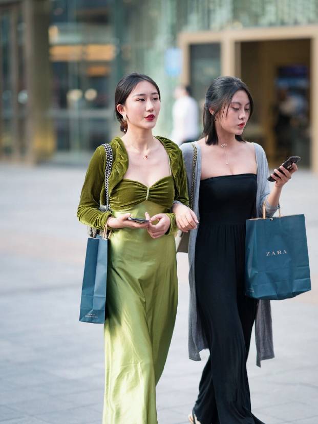 连衣裙|当夏的流行款来了，绿色裹胸连衣裙显高还衬肤，穿上身就变美！