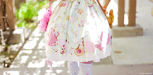 top|lo圈迷惑行为大赏，公车上蹦迪、冲上b站掉粉榜top的土味名媛一个比一个虎！