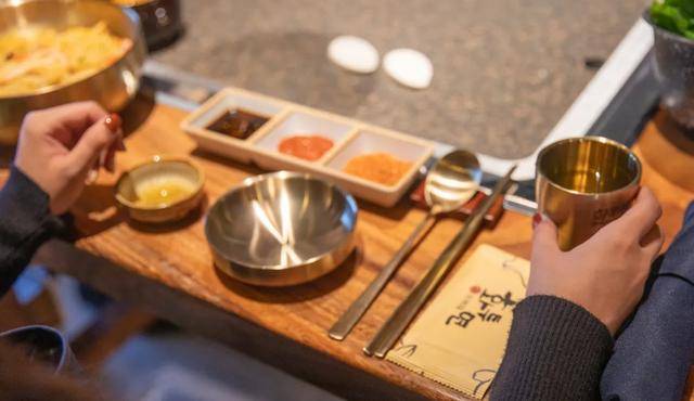 花图缘|竟然是在“石头”上烤？火了三年的韩式烤肉