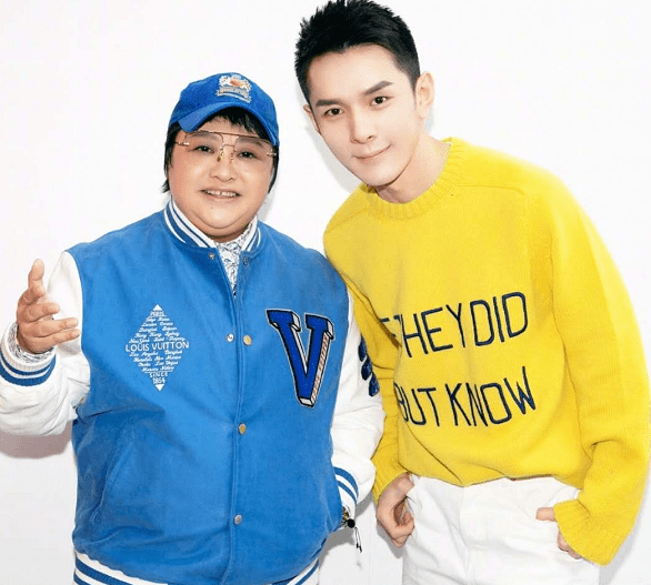 西装|49岁韩红瘦出尖下巴！穿西装戴领结大佬范十足，还是胖了更好看