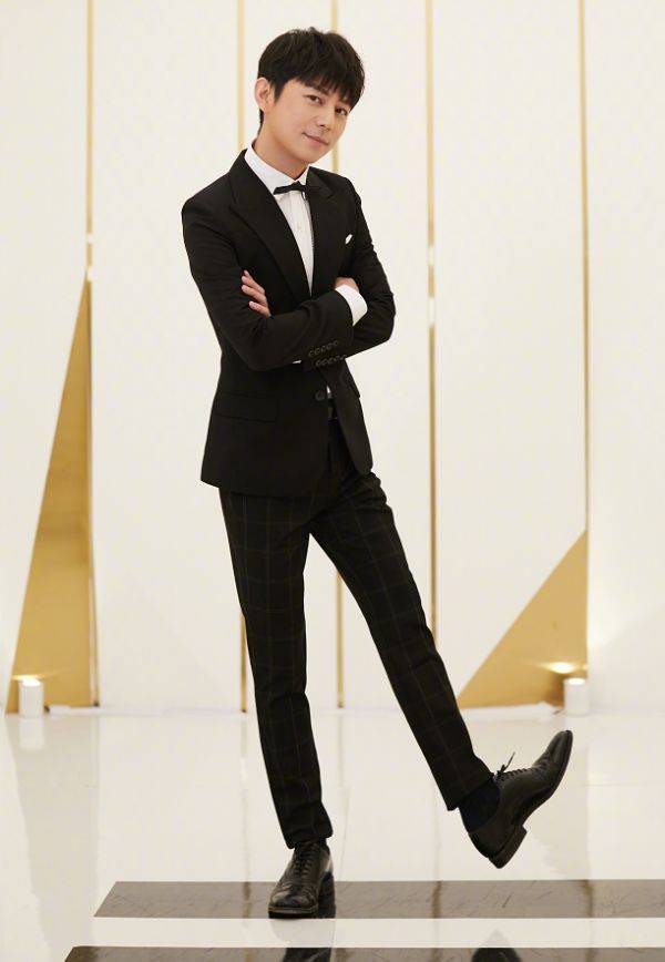 离开|还相信何炅是“不老男神”?看他离开精修后的样子,不过就是位土大爷