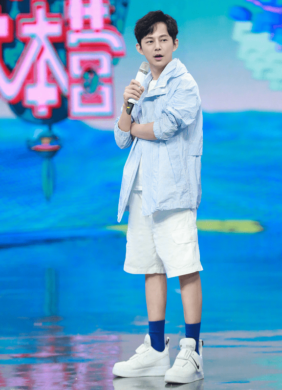 离开|还相信何炅是“不老男神”?看他离开精修后的样子,不过就是位土大爷