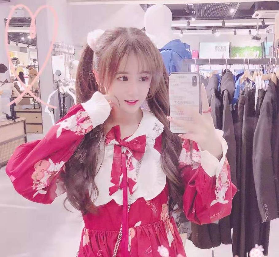 杨清|当杨清柠穿起萝莉服时有多美？网友：有一种自拍叫杨清柠的自拍！