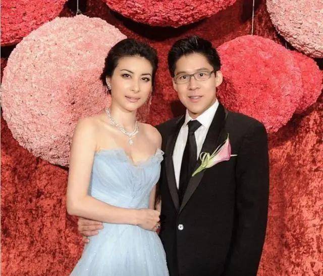 奚梦瑶|原创同样是嫁入豪门：郭晶晶被霍启刚呵护，奚梦瑶则还没入住何家