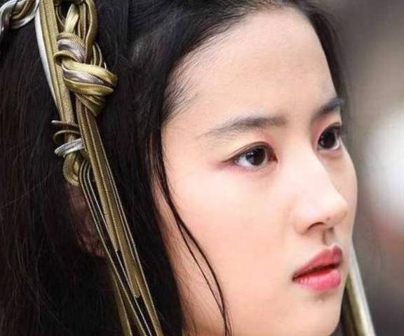 热巴|当红女星的“美人痣”，热巴长在眼下，韩佳人在鼻尖，谁最迷人？