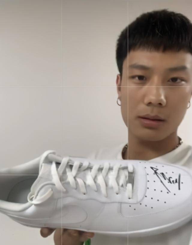 不过这其中对于李梦是致命的打击,因为李梦目前也才25岁,她正在处于