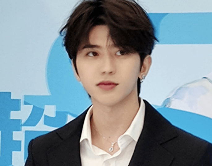 鼻子|原创?蔡徐坤再现“芒果脸”，鼻子下巴歪斜明显，粉丝辟谣:是天生的